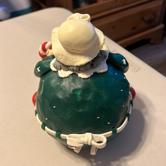 Mrs clause Christmas. Wearing apron unique modern resin/polymer? Seated/round - Picture 3 of 5